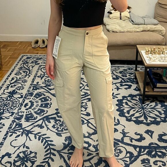 Lululemon Light Utiltech Cargo Pocket High Rise Pant in Natural Ivory - Picture 4 of 4